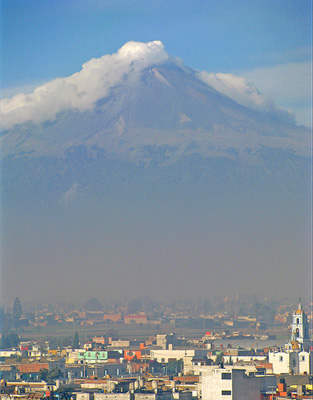 La città di Cholula ai piedi
del volcano Popocatepetl
