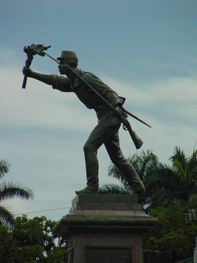 Monumento Nazionale a Juan Santamaria
vincitore della guerra contro i pirati nel 1856
(foto Susanne Ahlstav)